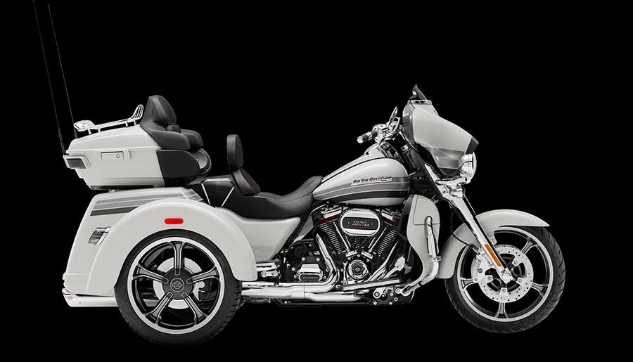2020 Harley-Davidson® CVO™ Tri Glide® Blizzard White Pearl w/ Lightning Silver & Stormcloud