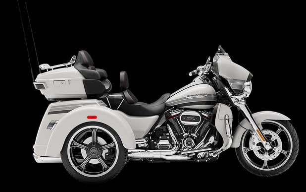 2020 Harley-Davidson® CVO™ Tri Glide® Blizzard White Pearl w/ Lightning Silver & Stormcloud