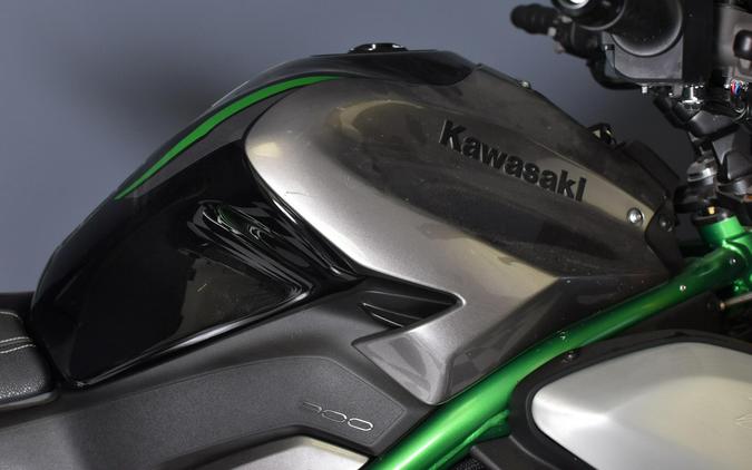 2025 Kawasaki Z900 SE Metallic Matte Graphite Gray / Ebony / Metallic Graphite Gray ZR900M