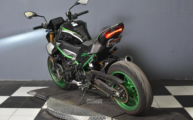2025 Kawasaki Z900 SE Metallic Matte Graphite Gray / Ebony / Metallic Graphite Gray ZR900M