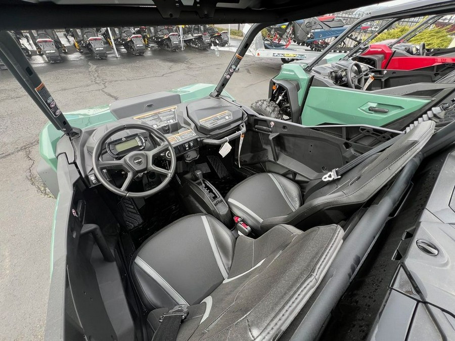 2025 Can-Am® Commander DPS 700