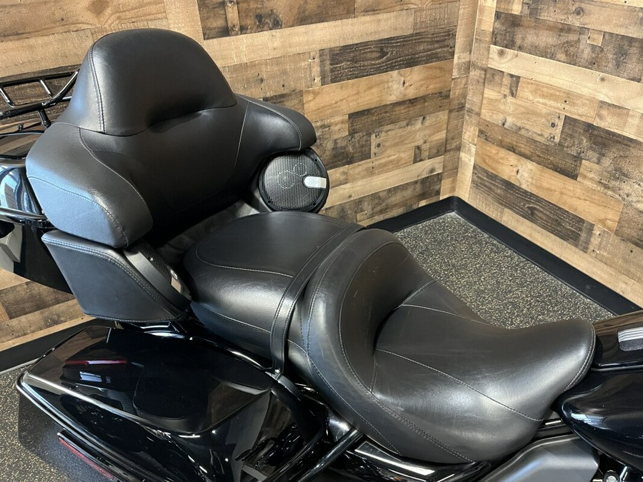 2022 Harley-Davidson® Road Glide® Limited Vivid Black - Black Finish FLTRXS
