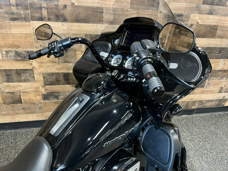2022 Harley-Davidson® Road Glide® Limited Vivid Black - Black Finish FLTRXS