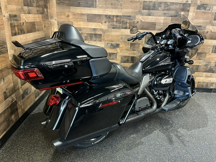 2022 Harley-Davidson® Road Glide® Limited Vivid Black - Black Finish FLTRXS