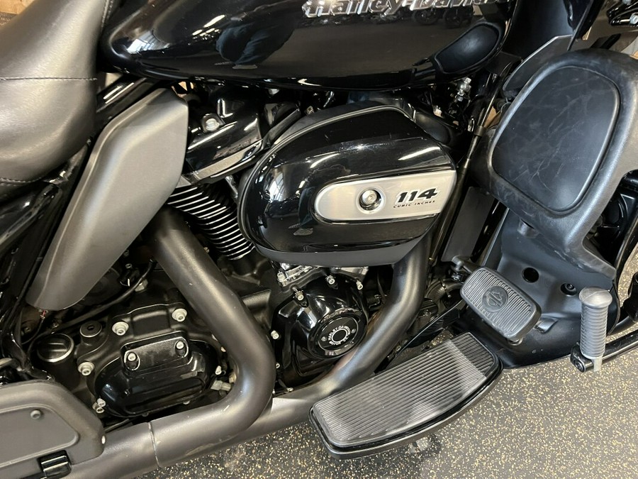 2022 Harley-Davidson® Road Glide® Limited Vivid Black - Black Finish FLTRXS
