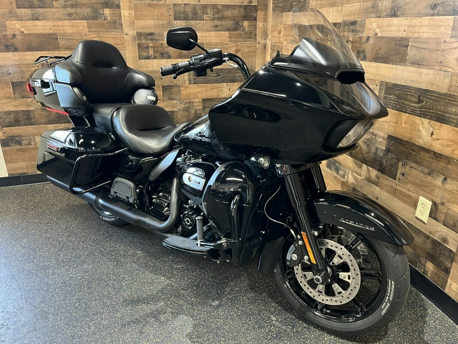 2022 Harley-Davidson® Road Glide® Limited Vivid Black - Black Finish FLTRXS