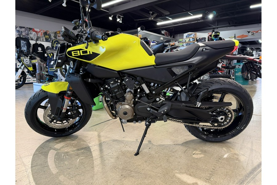 2026 801 Vitpilin - Husqvarna Motorcycles