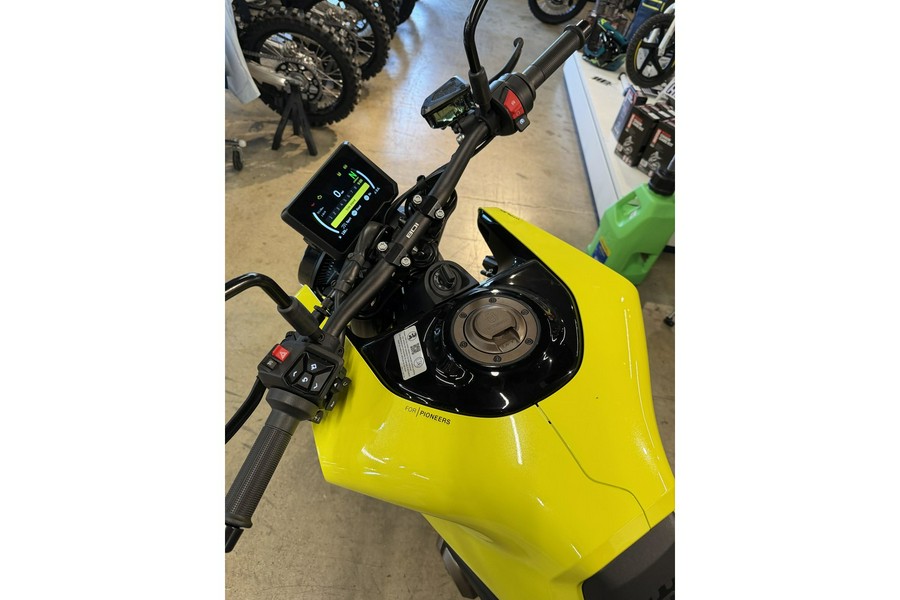 2026 801 Vitpilin - Husqvarna Motorcycles