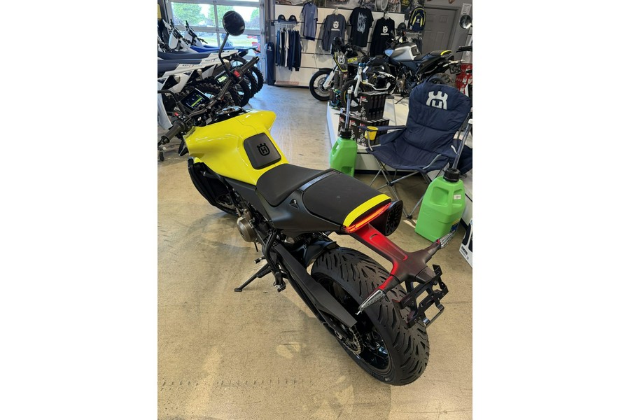 2026 801 Vitpilin - Husqvarna Motorcycles