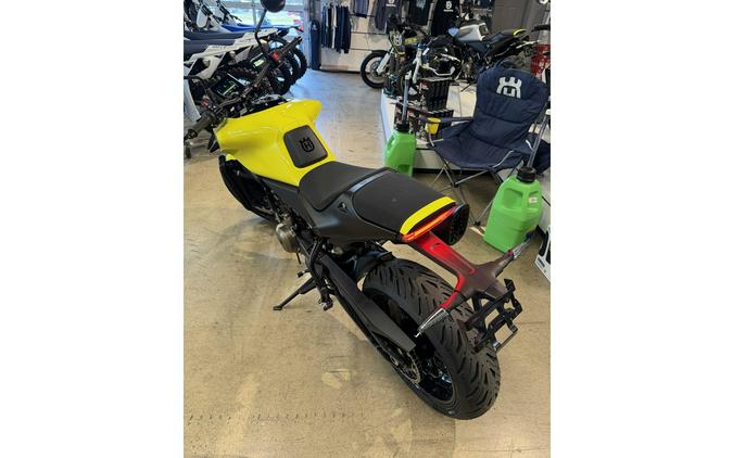 2026 801 Vitpilin - Husqvarna Motorcycles