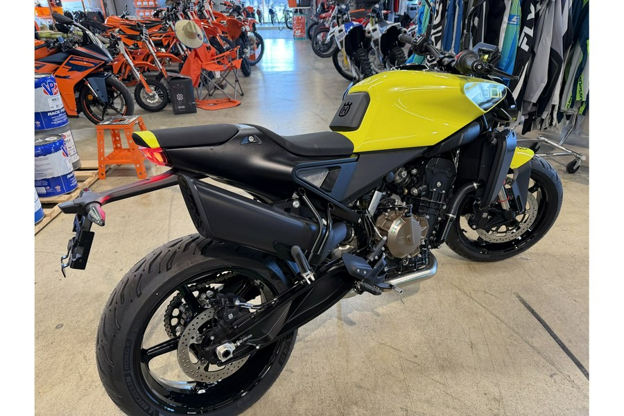 2026 801 Vitpilin - Husqvarna Motorcycles