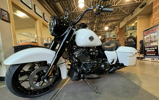 2024 Harley-Davidson Road King Special White Onyx Pearl