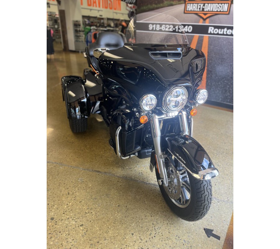 2024 Harley-Davidson Tri Glide Ultra VIVID BLACK W/ PINSTRIPE