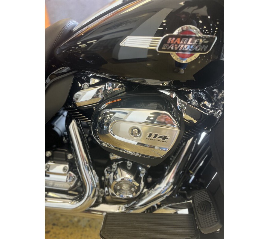 2024 Harley-Davidson Tri Glide Ultra VIVID BLACK W/ PINSTRIPE