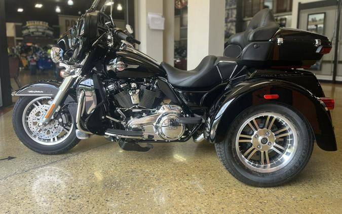 2024 Harley-Davidson Tri Glide Ultra VIVID BLACK W/ PINSTRIPE