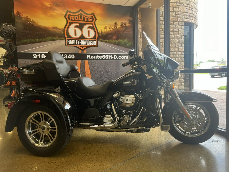 2024 Harley-Davidson Tri Glide Ultra VIVID BLACK W/ PINSTRIPE