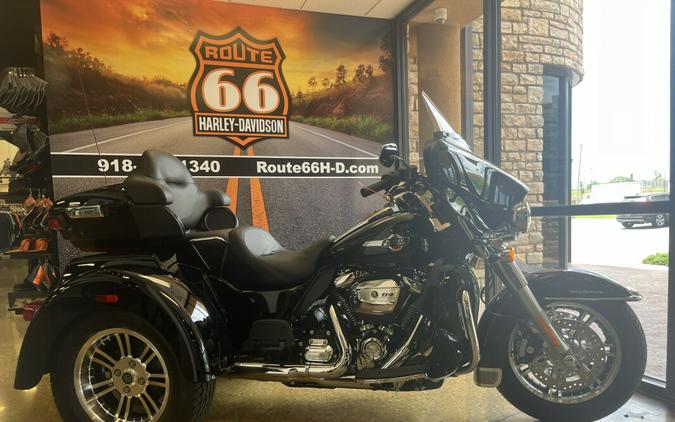 2024 Harley-Davidson Tri Glide Ultra VIVID BLACK W/ PINSTRIPE