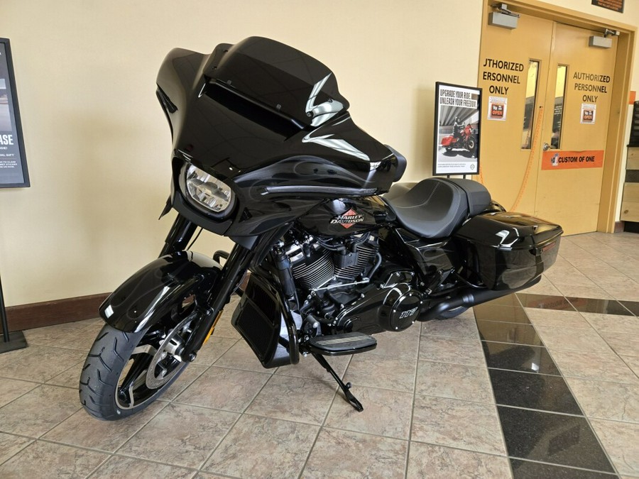 2025 Harley-Davidson Street Glide® Midnight Firestorm - Black Finish