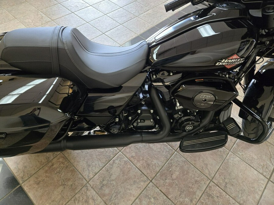2025 Harley-Davidson Street Glide® Midnight Firestorm - Black Finish