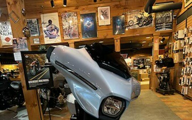2024 Harley-Davidson Street Glide® Atlas Silver Metallic — Black Finish