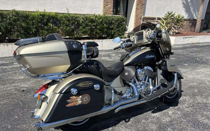 2019 Indian Motorcycle® Roadmaster® Icon Series Dirt Track Smoke/Thunder Black Smoke