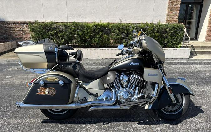 2019 Indian Motorcycle® Roadmaster® Icon Series Dirt Track Smoke/Thunder Black Smoke