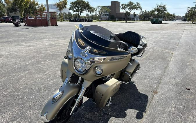 2019 Indian Motorcycle® Roadmaster® Icon Series Dirt Track Smoke/Thunder Black Smoke