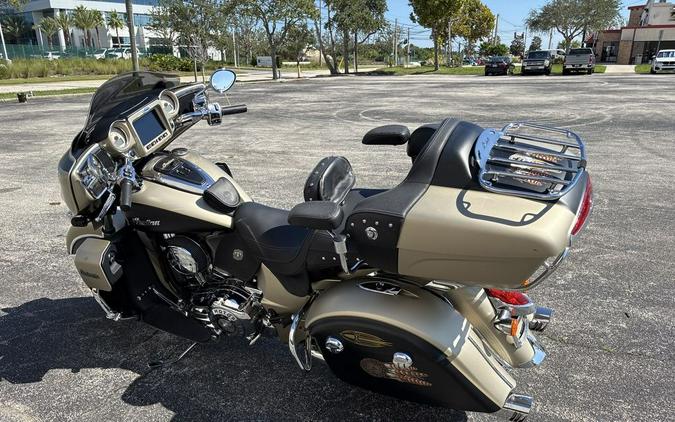 2019 Indian Motorcycle® Roadmaster® Icon Series Dirt Track Smoke/Thunder Black Smoke