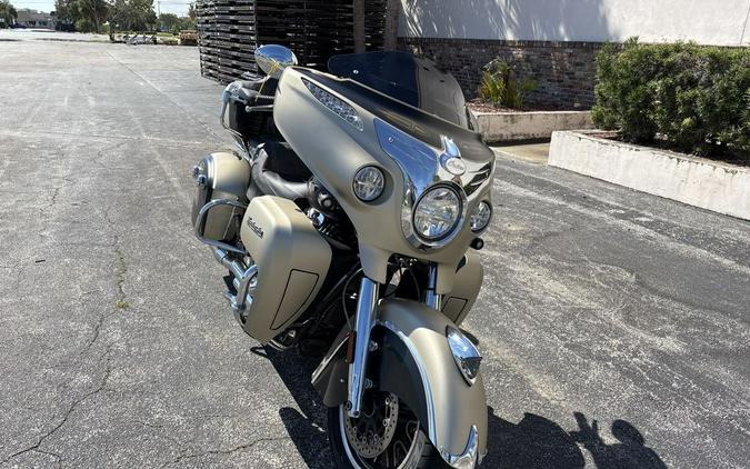 2019 Indian Motorcycle® Roadmaster® Icon Series Dirt Track Smoke/Thunder Black Smoke