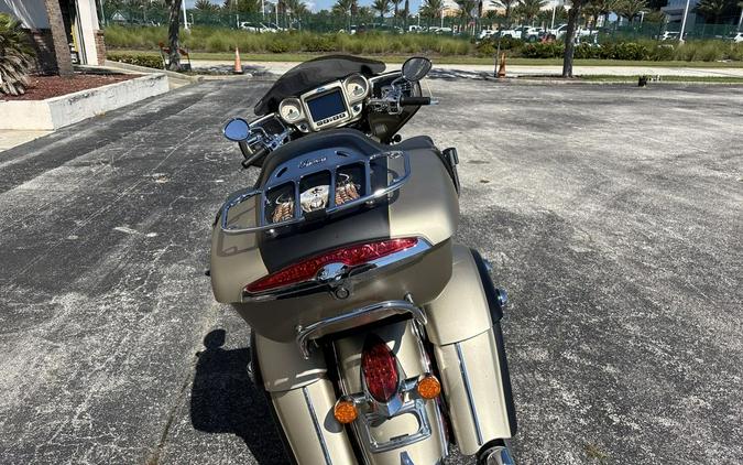 2019 Indian Motorcycle® Roadmaster® Icon Series Dirt Track Smoke/Thunder Black Smoke