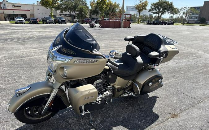2019 Indian Motorcycle® Roadmaster® Icon Series Dirt Track Smoke/Thunder Black Smoke