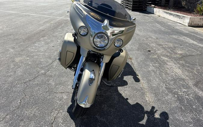 2019 Indian Motorcycle® Roadmaster® Icon Series Dirt Track Smoke/Thunder Black Smoke