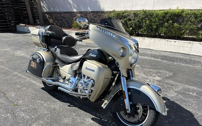 2019 Indian Motorcycle® Roadmaster® Icon Series Dirt Track Smoke/Thunder Black Smoke