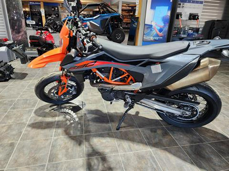 2022 KTM 690 SMC R
