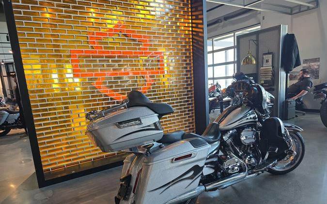 FLHXSE 2015 CVO™ Street Glide®