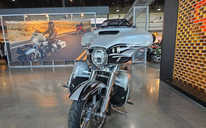 FLHXSE 2015 CVO™ Street Glide®