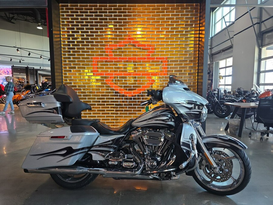 FLHXSE 2015 CVO™ Street Glide®