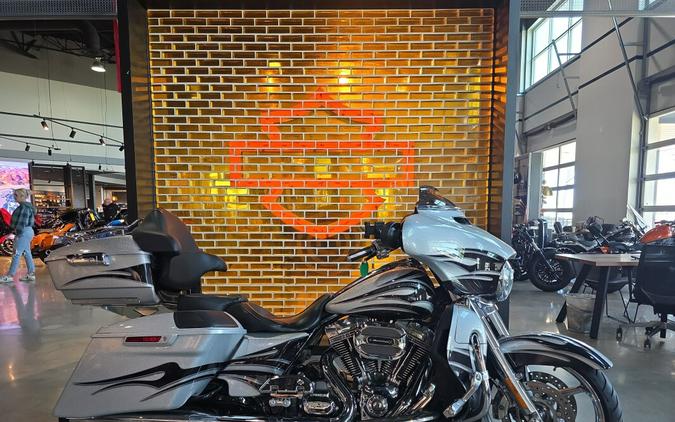 FLHXSE 2015 CVO™ Street Glide®