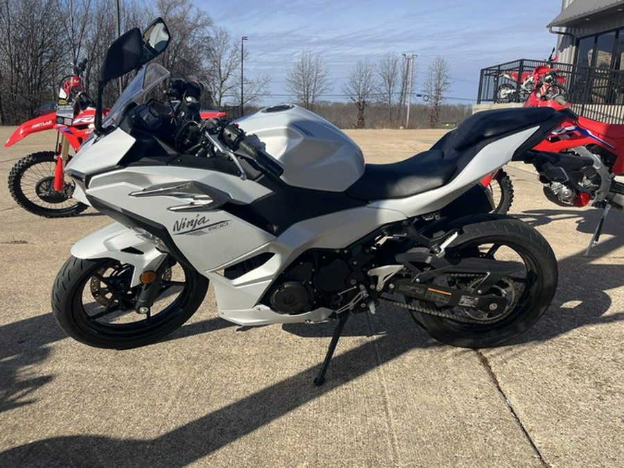 2025 Kawasaki Ninja 500 ABS Passion Red/Metallic Flat Spark Bla