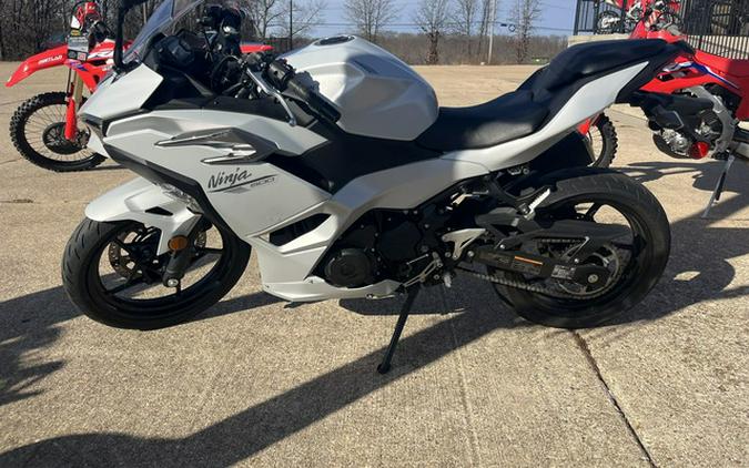 2025 Kawasaki Ninja 500 ABS Passion Red/Metallic Flat Spark Bla