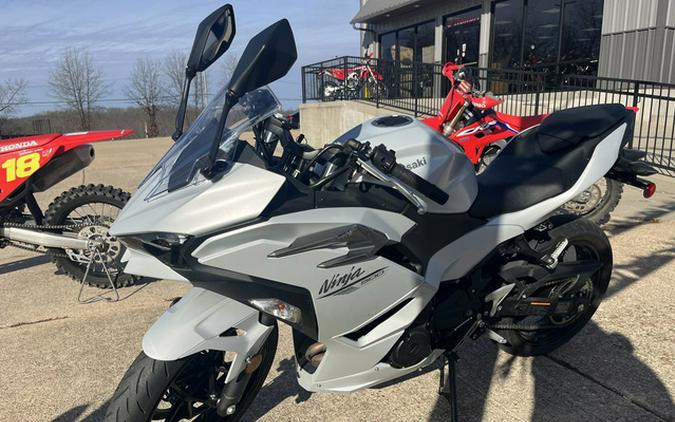 2025 Kawasaki Ninja 500 ABS Passion Red/Metallic Flat Spark Bla