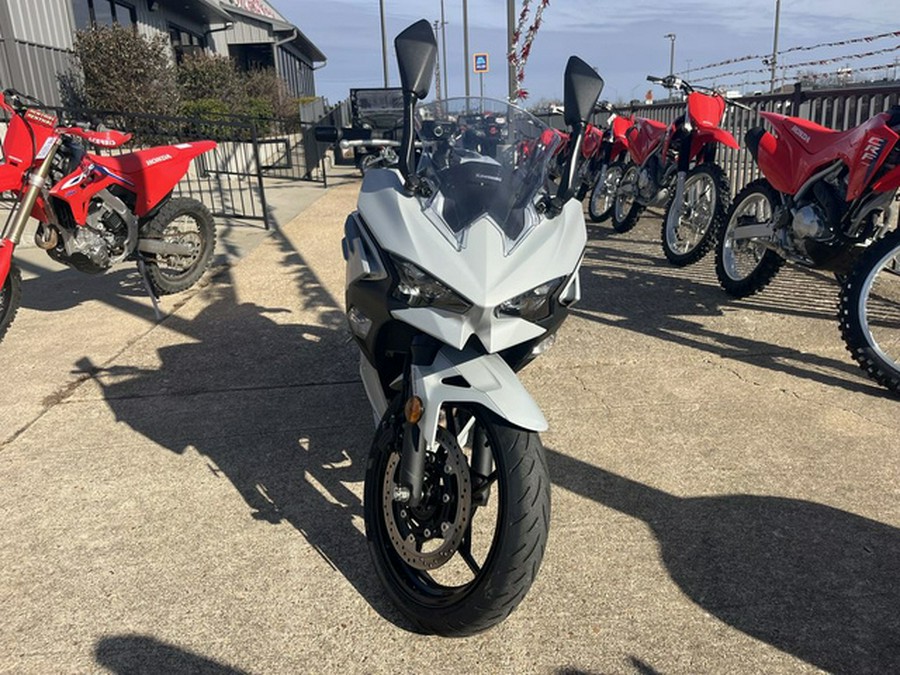 2025 Kawasaki Ninja 500 ABS Passion Red/Metallic Flat Spark Bla