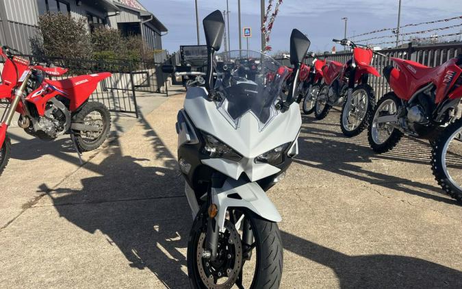 2025 Kawasaki Ninja 500 ABS Passion Red/Metallic Flat Spark Bla