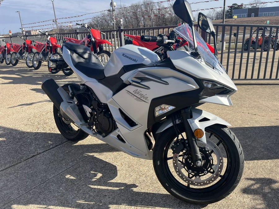 2025 Kawasaki Ninja 500 ABS Passion Red/Metallic Flat Spark Bla