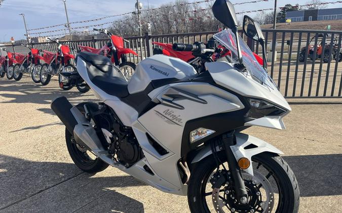 2025 Kawasaki Ninja 500 ABS Passion Red/Metallic Flat Spark Bla