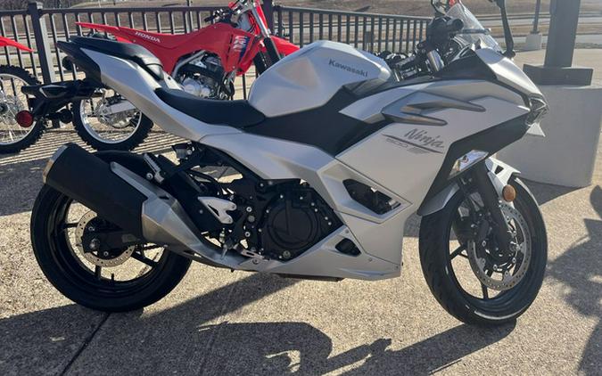 2025 Kawasaki Ninja 500 ABS Passion Red/Metallic Flat Spark Bla