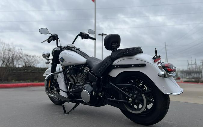 2025 Harley-Davidson® FLHC Heritage Classic White Onyx