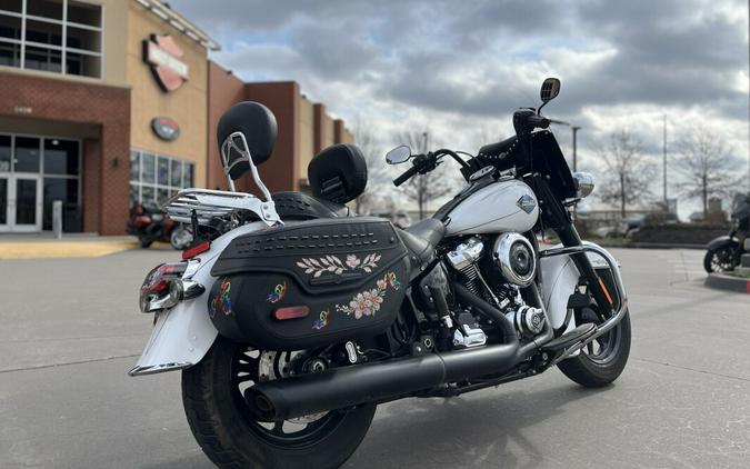 2025 Harley-Davidson® FLHC Heritage Classic White Onyx