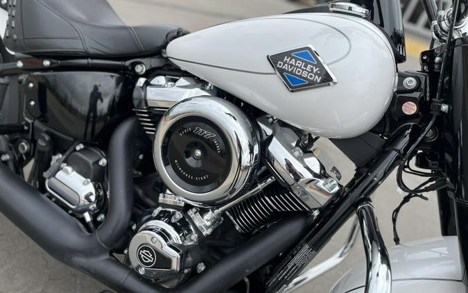 2025 Harley-Davidson® FLHC Heritage Classic White Onyx
