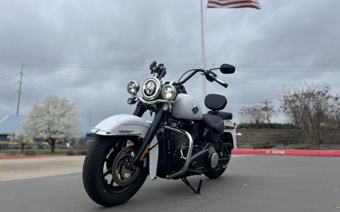 2025 Harley-Davidson® FLHC Heritage Classic White Onyx